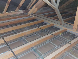 Zateplení stropu výrobní haly pomocí foukané izolace